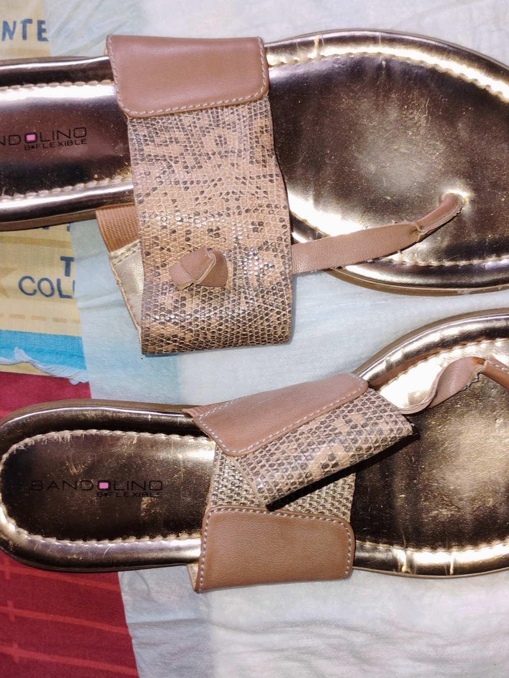 Bandolino Brown Tan Snake-Print Toe-Loop Sandals with Metallic Footbed